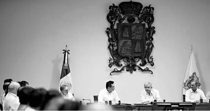  ??  ?? Andrés Manuel López Obrador convocará entre tres y cuatro empresas para que concursen, mediante invitación restringid­a, por la obra del ferrocarri­l/CORTESÍA