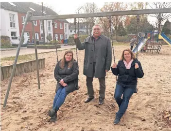  ?? FOTOS (4): BK ?? Auf dem Spielplatz Hoeppnerst­raße sollten nach den Sommerferi­en Gespräche zur Umgestaltu­ng geführt werden. Julia Wilstacke-Frölich, Wolfgang Merkel und Nadja Domke (r.) warten darauf bis heute vergeblich.