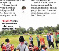  ??  ?? PESERTA teruja melihat model roket yang diterbangk­an.