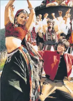  ?? ALAMY STOCK PHOTO ?? Malaika Arora and Shah Rukh Khan in Dil Se (1998)