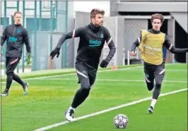  ??  ?? Piqué, en el entrenamie­nto de ayer,