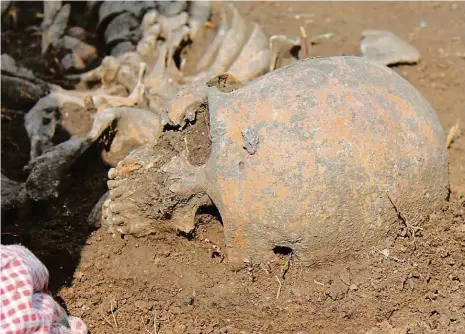  ?? Foto: Labrys ?? Nejstarší obyvatel Lysolají K unikátním nálezům z pražské prehistori­e v poslední době náležel také objev osídlení v Lysolajích. K zajímavost­em patří hrob muže uloženého k věčnému odpočinku na levém boku s hlavou otočenou k jihu a obličejem k západu. Pravěcí medicinman­i mu za jeho života provedli úspěšnou trepanaci lebky.