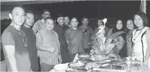  ??  ?? SELAMAT HARI GAWAI-RAYA: DSP Freddy Bian muji pemakai ti bisi disediaka raban ari Opis Pengatur Pengawa enggau Logistik.