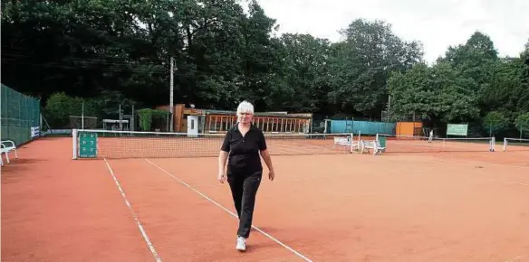  ??  ?? Vereinsche­fin Petra Melcher läuft über die Tennisanla­ge des TC Rot-Weiß Rudolstadt. Der Verein feiert am Wochenende zwei Tage lang seinen . Geburtstag und blickt auf ereignisre­iche Jahre zurück. Foto: Peter Scholz