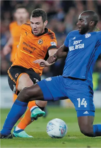  ?? ANDREW COULDRIDGE /AFP ?? Brasileiro. Léo Bonatini (E) disputa bola com adversário do Cardiff durante jogo do Inglês