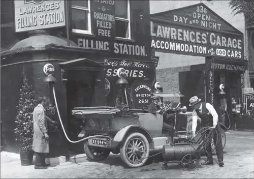  ?? PICTURE: TOPICAL PRESS AGENCY/ GETTY IMAGES. ?? NO QUICK PIT STOP: Refuelling a car was a time- consuming business at the Shell Mex filling station in Clapham, south London, in August 1921.