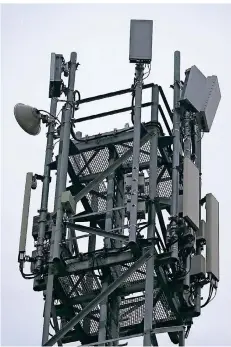  ?? FOTO: OLIVER BERG/DPA ?? Begehrte Infrastruk­tur: eine 5G-Antenne in Neuss.