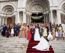  ??  ?? Depuis la noce historique du prince Rainier III et de la princesse Grace, aucun membre de la famille Grimaldi ne s’était marié à la cathédrale. L’occasion était donc belle pour réunir autour du souverain, les convives du mariage sur les marches.