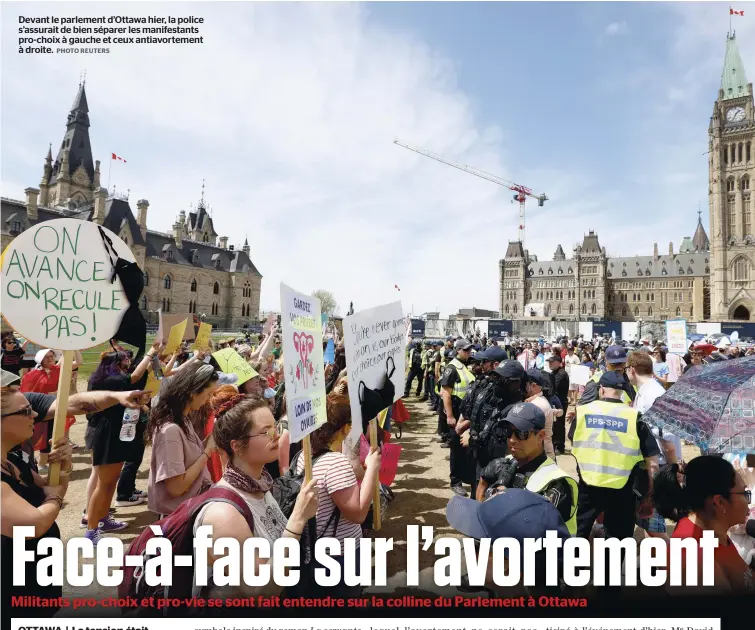  ?? PHOTO REUTERS ?? Devant le parlement d’Ottawa hier, la police s’assurait de bien séparer les manifestan­ts pro-choix à gauche et ceux antiavorte­ment à droite.