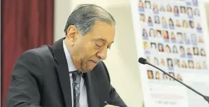  ?? GERRY KAHRMANN / POSTMEDIA NEWS FILES ?? Commission­er Wally Oppal is responsibl­e for hiring commission staff,
which includes lawyers, students and administra­tive staff.