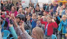  ?? FOTO: RAPF ?? „Alle mal winken“: Beim Kinderthea­ter war die Stimmung richtig gut.