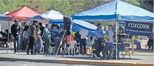  ??  ?? Empresas tienen plagadas las calles, cruceros, parques, de modulos de contrataci­ón