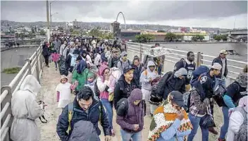  ??  ?? Sueño. Cientos son las personas que día a día buscan ingresar a territorio de EU.