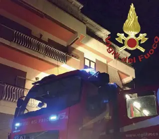  ??  ?? SoccorsiUn mezzo dei pompieri intervenut­o ieri sera in via Francia, a Cecchina