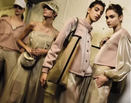  ??  ?? Uno scatto dal backstage della sfilata Emporio Armani P/E 2019, tenutasi a Linate, a Milano (dove dal 1996 il marchio campeggia ben visibile). Sulla passerella allestita per la prima volta in un aeroporto, in un hangar hanno sfilato circa 200 creazioni women e menswear, alla presenza di più di 2.500 persone tra cui anche i vincitori di biglietti estratti a sorte per l’occasione.