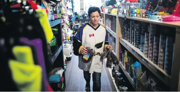  ?? DARRYL DYCK/THE CANADIAN PRESS ?? Langley pet supply store owner Jennifer Pinch, who organized Jersey Day to support the Humboldt Broncos, got a head-start on the initiative Wednesday.