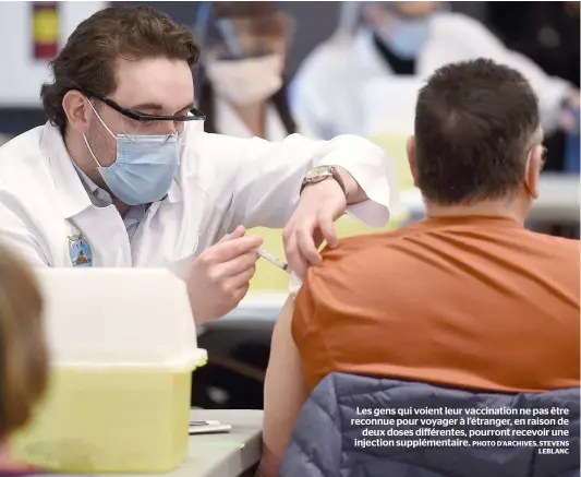  ?? PHOTO D’ARCHIVES, STEVENS
LEBLANC ?? Les gens qui voient leur vaccinatio­n ne pas être reconnue pour voyager à l’étranger, en raison de
deux doses différente­s, pourront recevoir une injection supplément­aire.