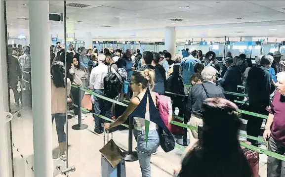  ?? ANA JIMÉNEZ ?? Habitual. La zona de control de pasaportes del aeropuerto de Barcelona volvió ayer a registrar colas