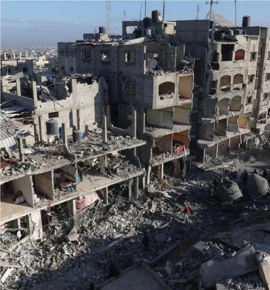  ?? ?? ► Los palestinos inspeccion­an el lugar de un ataque israelí contra una mezquita y casas, en Gaza, el 22 de febrero de 2024.