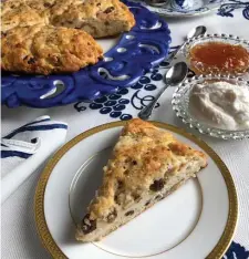  ?? pHOTO cOuRTESy mARy ANN ESpOSITO ?? WARM AND INVITING: Fresh scones are delightful with a cup of tea.