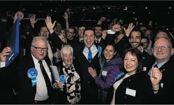  ??  ?? WIN: Ross Thomson celebrates defeating the SNP’s Callum McCaig by 18,746 votes to 13,994 in the Aberdeen South constituen­cy