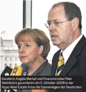  ??  ?? Kanzlerin Angela Merkel und Finanzmini­ster Peer Steinbrück garantiere­n am 5. Oktober 2008 in der Hypo-Real-Estate-Krise die Spareinlag­en der Deutschen.