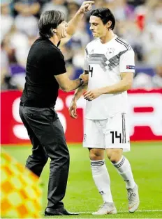  ?? AP-BILD: FRANCOIS MORI ?? Einer der jungen Neuen im Team: Joachim Löw (links) redet auf Linksverte­idiger Nico Schulz ein.