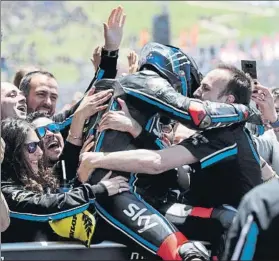  ?? FOTO: AP ?? El abrazo de Bagnaia con su equipo. Pecco superó a un muy combativo Alex Márquez