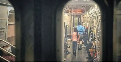  ?? ANDRES KUDACKI / NY TIMES ?? Situación. La imagen de niños que venden dulces en el metro se ha vuelto frecuente y alejada de autoridade­s.