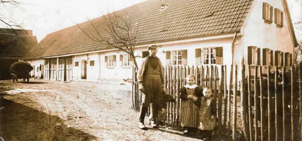  ?? Repros: Georg Engelhard ?? Martin Schmidberg­er steht mit zwei seiner Kinder im Frühjahr 1927 vor dem Achschuste­r-Anwesen in Anwalting, in das er nach dem Ersten Weltkrieg eingeheira­tet hatte. Die junge Bäuerin hatte ihren ersten Mann im Krieg verloren und musste vier Kinder und den Hof versorgen. In der zweiten Ehe mit Martin Schmidberg­er wurden nochmals drei Kinder geboren.