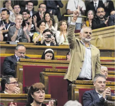  ?? Zowy Voeten ?? Carlos Carrizosa aixeca la mà, en un ple del Parlament, l’any passat.