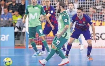  ??  ?? Ricardinho (Movistar) pasa un balón ante Dyego (Barça), en un partido de esta temporada.