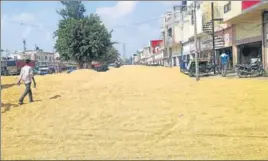  ?? HT PHOTO ?? ■ Unsold paddy lying in the grain market in Ladwa of Kurukshetr­a district on Tuesday.