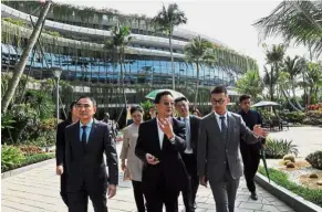  ??  ?? Global city: Dr Huang (centre) during his visit to Forest City at Gelang Patah.