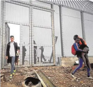  ?? EFE ?? Un grupo de inmigrante­s son devueltos a Marruecos en la frontera
