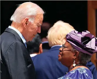  ?? ?? El presidente de EEUU, Joe Biden, y la directora de la OMC, Ngozi Okonjo-Iweala.