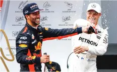  ?? ERWIN SCHERIAU |APA|AFP ?? Bottas rejeita o champanhe oferecido por Daniel Ricciardo