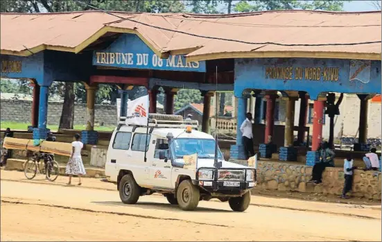  ?? STRINGER / REUTERS ?? Un vehículo de la oenegé Médicos sin Fronteras ayer en una calle de la ciudad de Beni, cerca de donde se ha localizado el nuevo brote de ébola