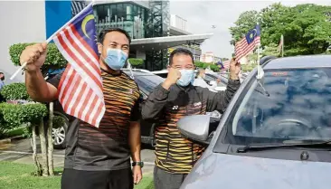  ?? — S.S. KANESAN/The Star ?? Keep the flag flying: Ziyad Zolkefli (left) and NSC director-general Datuk Ahmad Shapawi Ismail posing for a photograph at the National Sports Council Merdeka Day countdown.