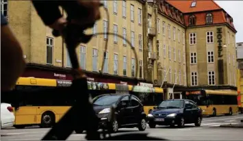  ?? ?? Aarhus’ absolutte trafikknud­epunkt, Banegårdsp­ladsen, står over for omfattende forandring­er. Arkivfoto: Gregers Tycho