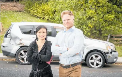  ?? Photo / Michael Craig ?? Pauline Soo and Richard Calder are concerned about an abandoned car in their Glenfield street.