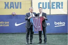  ?? /EFE. ?? Joan Laporta (izq.), presidente de los azulgrana, confía ciegamente en la capacidad de Xavi Hernández.