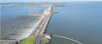  ??  ?? El complejo hidroeléct­rico Yacyretá también se ve muy afectado por el bajo caudal del río Paraná.