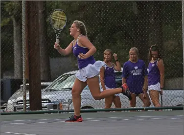  ?? Siandhara Bonnet/News-Times ?? On the move: El Dorado's Emma Thomas returns a shot in conference action this season at the Racquet Club. The Lady Wildcats will play in the 5A State Tournament today in Hot Springs.