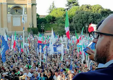  ??  ?? La piazza
Il commissari­o della Lega del Veneto, Lorenzo Fontana, a piazza San Giovanni. A sinistra, i leghisti di Padova in pullman verso Roma