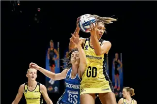  ?? PHOTO: PHOTOSPORT ?? Phoenix Karaka of the Pulse clashes with Bailey Mes of the Mystics.during yesterday’s ANZ Premiershi­p netball match at Claudeland­s Arena, Hamilton,