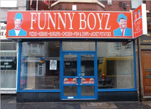  ?? FOTO: ALL OVER PRESS ?? To maend, der drev kebab-restaurant­en Funny Boyz, har vaeret tiltalt for drabet, men blev frifundet. Begge maend fik senere 250.000 pund i erstatning for uberettige­t faengsling.