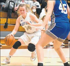  ?? ANDY LAVALLEY / POST-TRIBUNE ?? North Judson’s Olivia Burkett (14) looks for a way around a Tipton player.