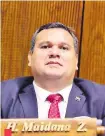  ??  ?? El diputado Derlis Maidana (ANR, cartista), titular de la Comisión de Asuntos Constituci­onales, dilata las expulsione­s.