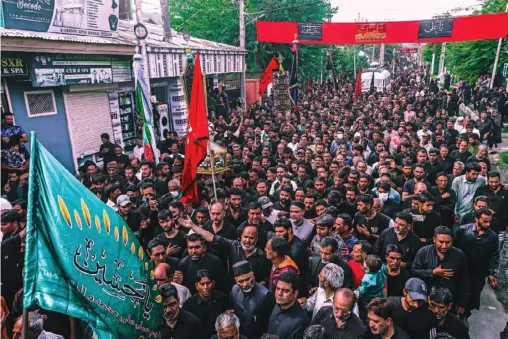  ?? ?? Thousands of mourners Saturday took out a procession on the seventh day of Muharram from Botraj Colony to Imambara Hassanabad after two years of break due to Covid-19 pandemic. KO Photo, Abid Bhat